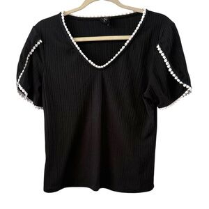 W5 Medium Black White Trim Ribbed V-Neck Short Sleeve Top Textured Knit Blouse
